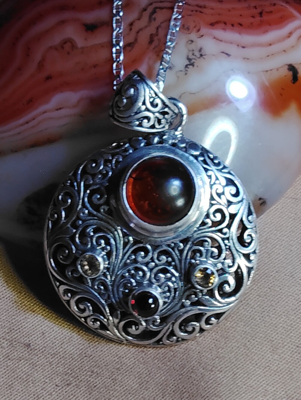 MEDALLION: AMBER/ORISSA GARNET & BRAZILIAN CITRINE. 24" 24"-ITALIAN STERLING CH.